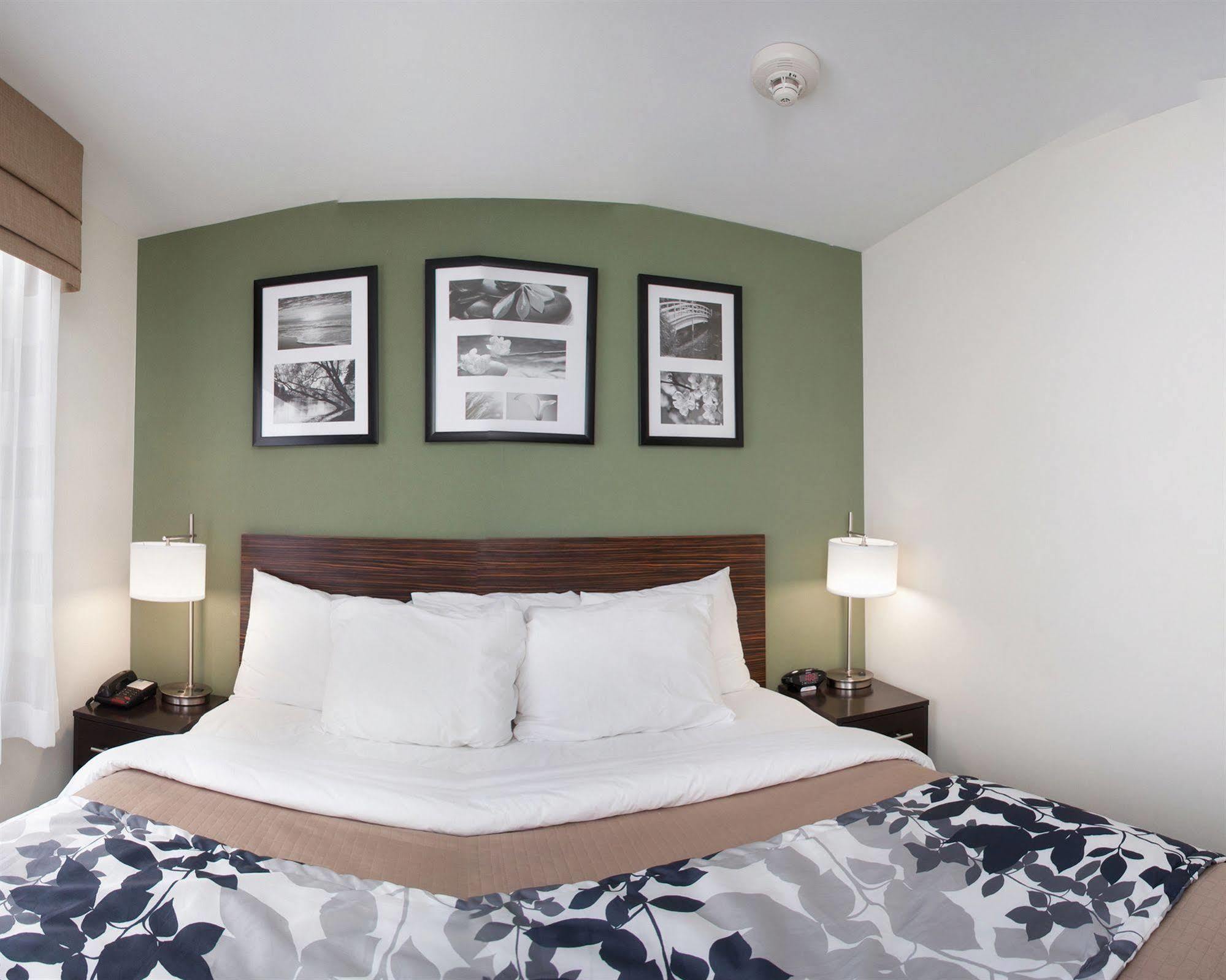 Days Inn By Wyndham Brooklyn Borough Park New York Bagian luar foto